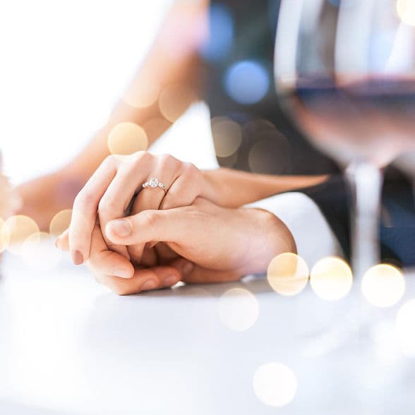 Manos de los novios brindando durante la celebración